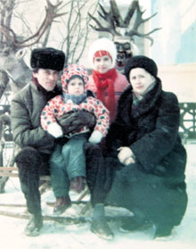 НОРИЛЬСК, МАЙ 1987 ГОДА: 3-летний Дима с родителями и сестрой Юлей