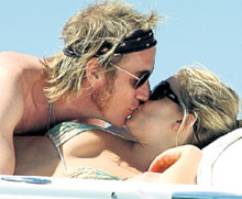 СИЕННА И РАЙС: прелести невесты (на снимке внизу) не оставили жениха равнодушным