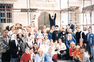 В ДЕНЬ ВОДРУЖЕНИЯ КРЕСТА: прежний настоятель отец Владимир с прихожанами, многие из которых теперь в свой храм не ходят