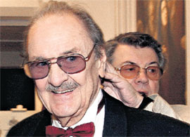 МАССАЖ: в руках Ширвиндта юбиляр чувствует себя юношей