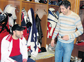 МАКСИМ СУШИНСКИЙ (СЛЕВА) - ДАНИСУ ЗАРИПОВУ: «Ну и гол ты швейцарцам забил!»