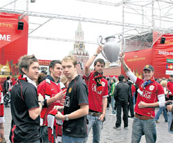 …и заранее поднимали над головой надувную копию Кубка чемпионов