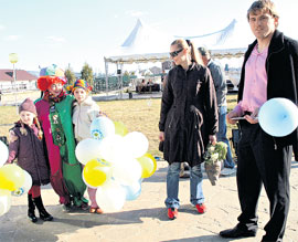 НА ПРОГУЛКЕ: Булыкин и Полянская вместе с дочками Кати - Анитой и Полиной