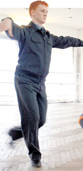 ТАНЦУЮЩИЙ МИЛИЦИОНЕР: знает все па