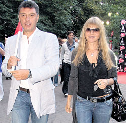 БОРИС ЕФИМОВИЧ: маршировал с подругой Ириной под российским триколором