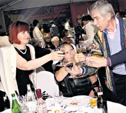 НА ТРОИХ: Татьяна Михалкова с удовольствием чокнулась с супругами Николаевыми