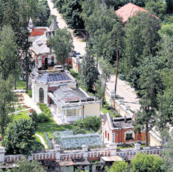 Сестринский корпус. Там постоянно обитают шесть несущих послушание монахинь из Пюхтицкого Свято-Успенского женского монастыря. Руководит ими игуменья Филарета, которая ведет хозяйство уже более 40 лет, и викарий Патриарха архиепископ Арсений