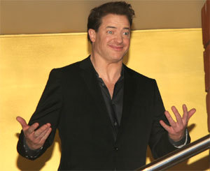 Брендан на премьере в Москве гнул пальцы веером