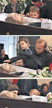 Внуки Митя, Ваня и Катя прощаются с главой семьи