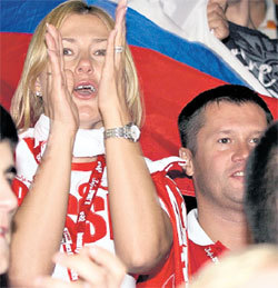 НЕМОВ попросил жену Галину подозвать к ним продавца горячей лапши