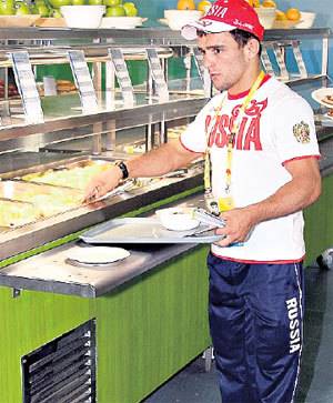 В олимпийской столовой МАНКИЕВ ел часто, но понемногу. На  вкусные десерты даже не смотрел - поправляться было нельзя