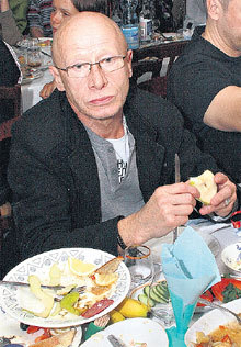 Виктор ПРОСКУРИН с грустью наблюдал за пьющими коллегами, поскольку сам окончательно завязал