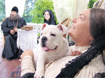 Нина УСАТОВА была в восторге от белых бульдогов, снимавшихся в картине