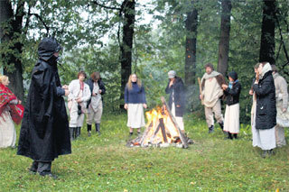 Актёры, сыгравшие язычников - зытягов, мёрзли даже в верхней одежде и грелись у костра