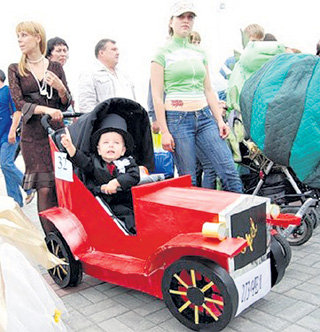 Лимузину привычно уступали дорогу