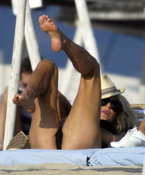 ...Аж подрыгивая ножками от удовольствия. Фото: celebrity-gossip.net