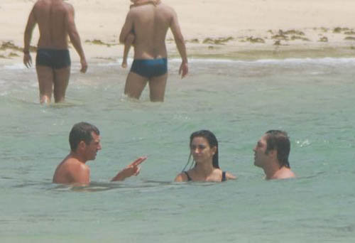 Звездная пара целыми днями плещется в океане.