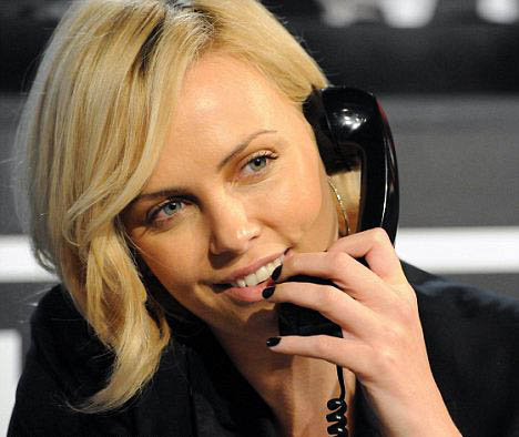 Шарлиз не надела подаренное Стюартом кольцо с незабудками на прошлой неделе, когда она принимала участие в телемарафоне в пользу Гаити. Фото: Daily Mail