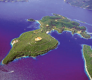 Чтобы покрыть долг, Греции надо будет продать больше тысячи таких же шикарных островов, как принадлежит семье ОНАССИСОВ