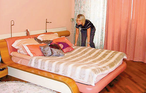 Хозяйка дома привыкла спать на двух-трёх подушках