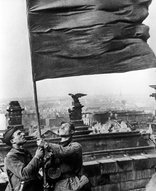 Героическая жизнь и... нелепая смерть, знаменосца Победы! 4 Разведчики Мелитон Кантария (слева) и Михаил Егоров устанавливают Знамя Победы на крыше рейхстага. Фото: Анатолий Морозов / Фотохроника ТАСС