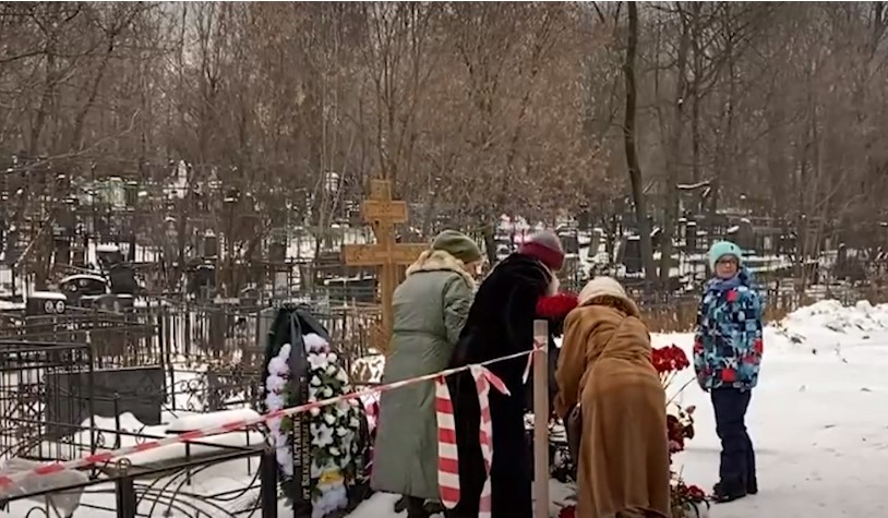 Скромный букет и скорбное молчание: вдова привела сына на могилу Градского